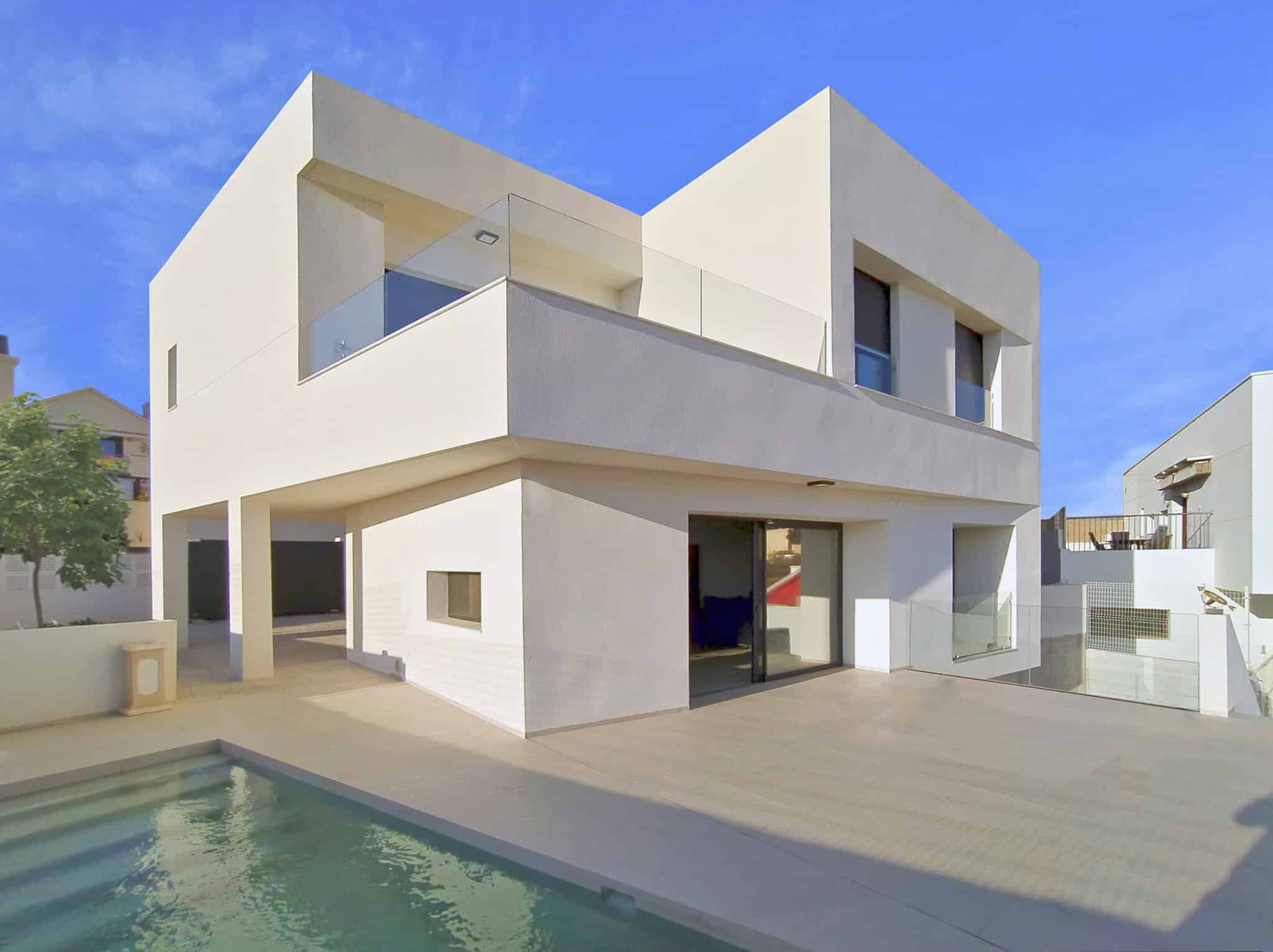 Fachada Sur. Arquitectura contemporánea, volumen blanco con vidrio con voladizos protectores de la radiación solar.