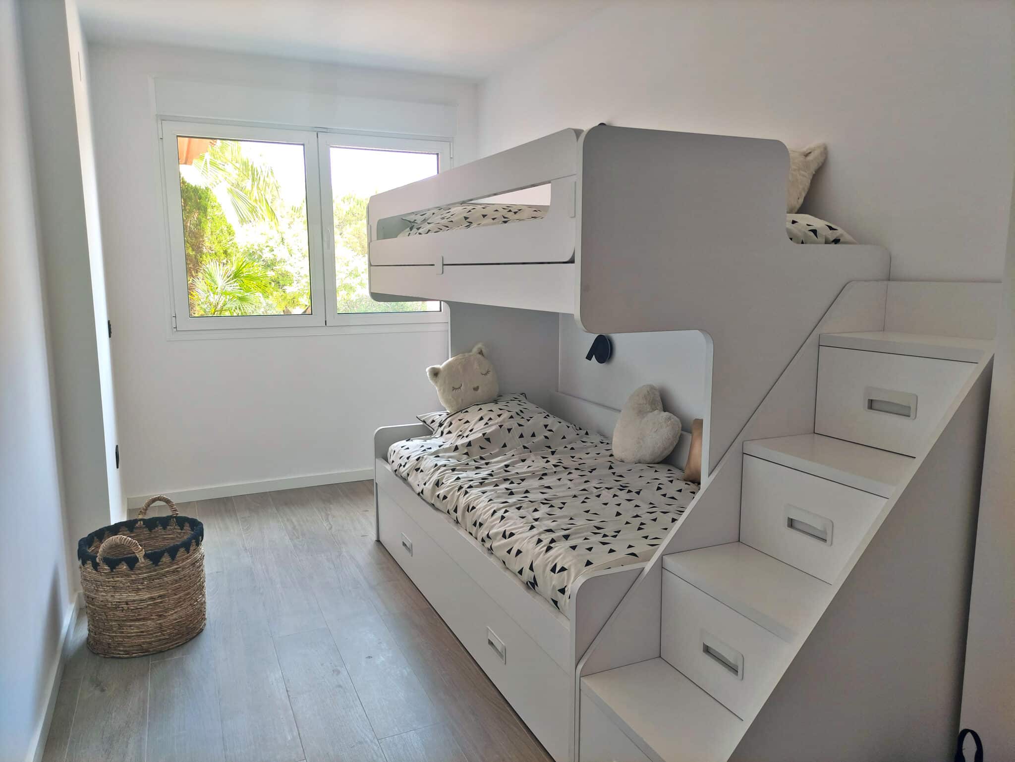 Dormitorio infantil apartamento Marbella. Litera con 2 camas, decoración infantil.